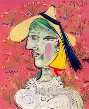 パブロ・ピカソ Painting - 花の背景に麦わら帽子をかぶった女性 1938 年キュビスト パブロ・ピカソ